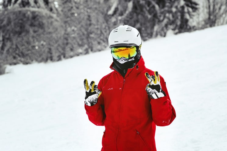 Snowboardeur à la montagne avec du matériel de ski