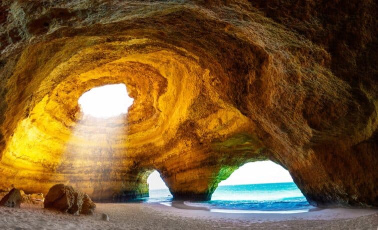découvrez les mystères envoûtants des grottes portugaises lors d'une aventure inoubliable au coeur de la nature.